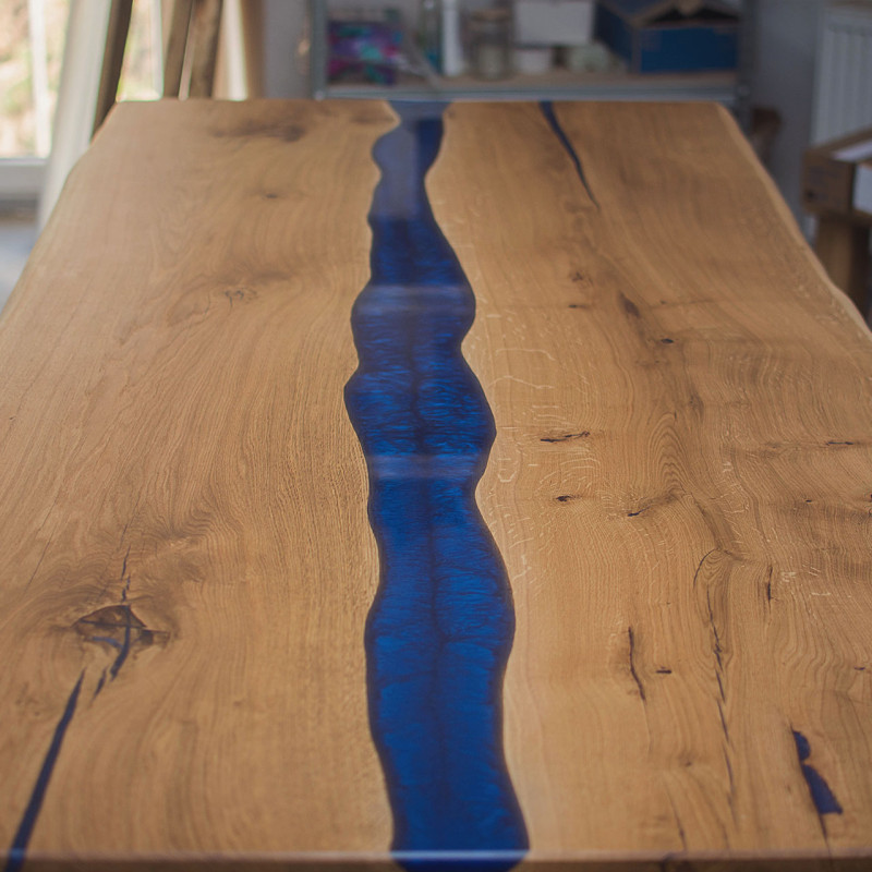 dubový jídelní stůl s epoxidem