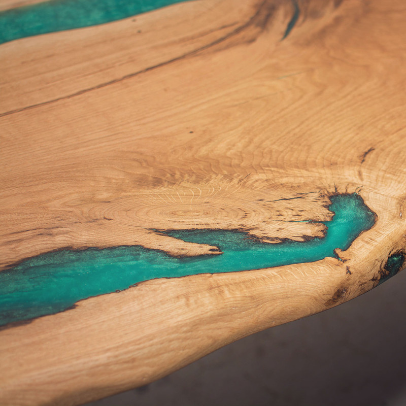 Dubový jídelní stůl s epoxidem